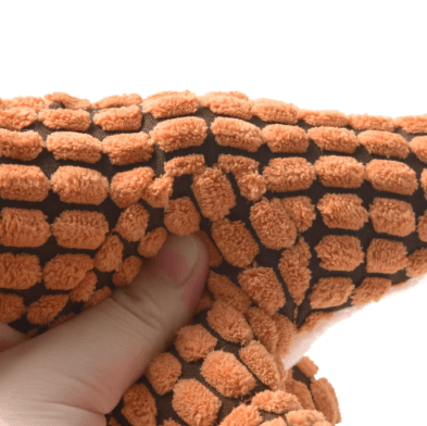 Peluche Dino en peluche orange avec texture douce, idéale pour le jeu des chiens.